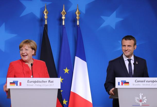 EU首脳会議の後、共同で記者会見したメルケル独首相(左)とマクロン仏大統領。EUの結束を示す狙いがあったとみられる=6月23日、ベルギー・ブリュッセルのEU本部