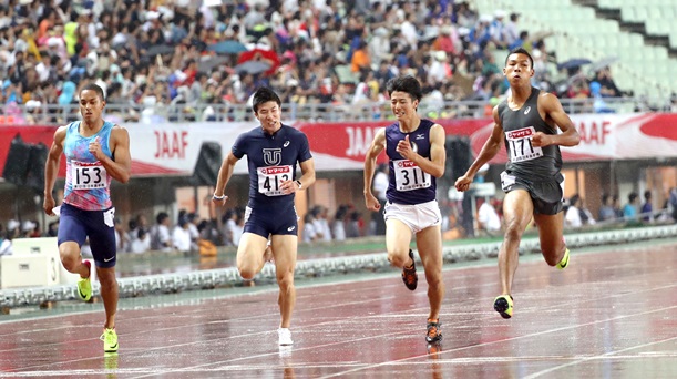 日本選手権男子100メートル決勝で優勝したサニブラウン(右端)。左から3位のケンブリッジ、4位の桐生、2位の多田=2017年6月24日、大阪市の長居陸上競技場