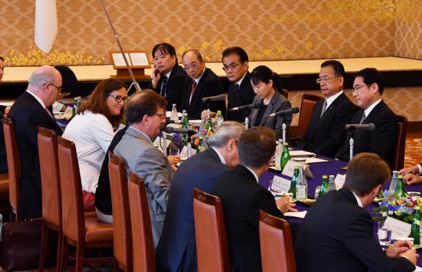 日EU協議に臨む(奥右から)岸田文雄外相、山本有二農水相と(左から)ホーガン欧州委員、マルムストローム欧州委員=7月1日、東京都港区の外務省飯倉公館、代表撮影