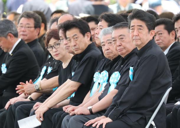 沖縄戦没者慰霊式典に臨んだ右から安倍晋三首相、衆参院議長ら=23日午後0時55分、沖縄県糸満市20170623