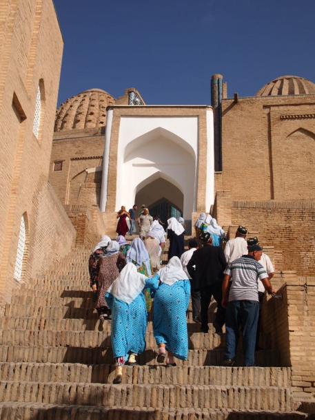祈りのためイスラム寺院に向かう高齢者は伝統衣装が多いサマルカンドで