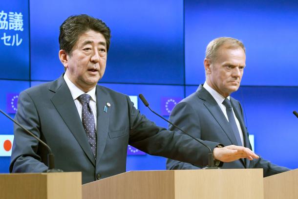EUのトゥスク大統領(右)と共同記者会見する安倍晋三首相=7月6日、ブリュッセル、代表撮影