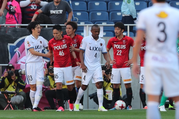 鹿島戦で暴言を吐いたとして2試合の出場停止処分を下された浦和の森脇(左から2人目)。鹿島の小笠原がレオシルバ(4)に対する侮辱的発言があったと訴えた=2017年5月4日、埼玉スタジアム2002