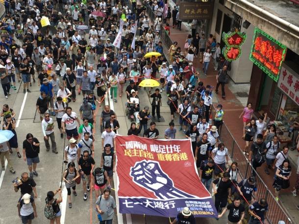 市街で民主化デモを行う香港市民=7月1日、撮影:五野井郁夫