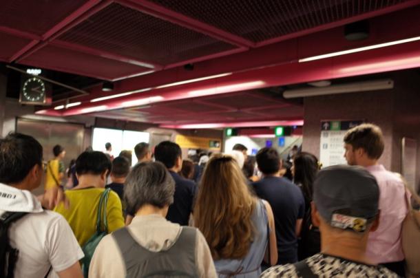 デモ参加者であふれかえる地下鉄の銅鑼湾駅=7月1日、撮影:五野井郁夫