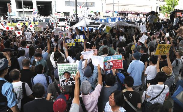 安倍晋三首相が街頭演説をする会場にはプラカードを掲げて抗議する人たちも見られた=1日20170701T