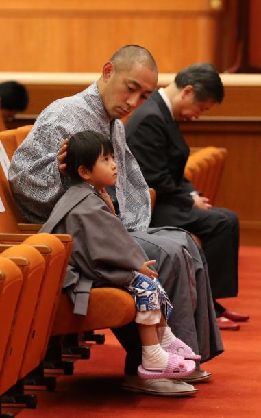 舞台の安全を祈願する市川海老蔵さんと長男の堀越勸玄ちゃん=29日午後、東京都中央区20170629