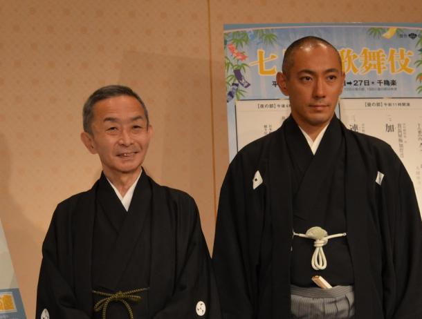 市川海老蔵(右)と市川齊入を襲名する市川右之助
