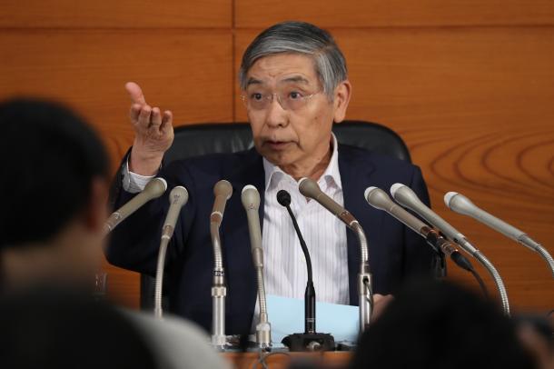 記者からの質問を受け付ける、日銀の黒田東彦総裁=7月20日午後
