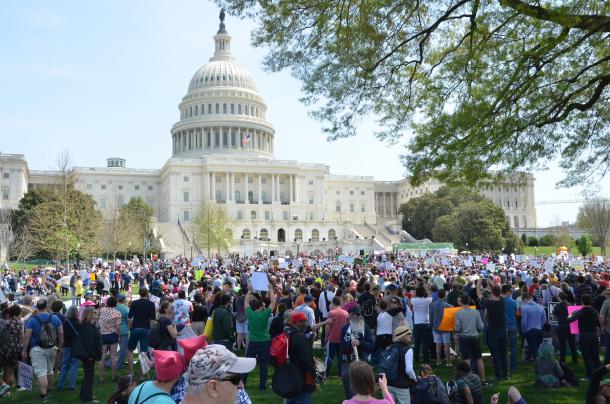米連邦議会前でトランプ大統領に抗議する市民ら=4月15日、ワシントン