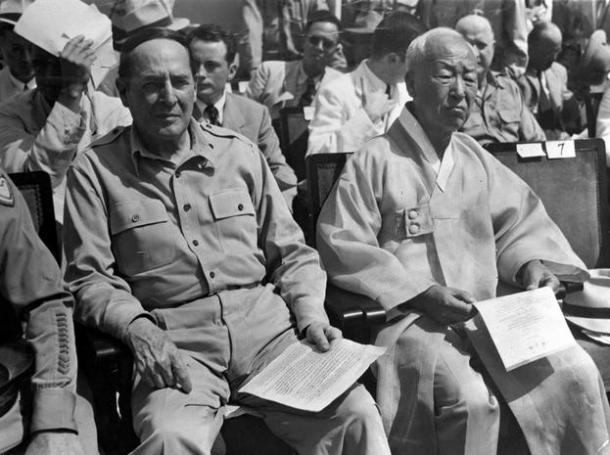 大韓民国の独立式典は解放3周年記念日の1948年8月15日、首都ソウルで行われた。この日、韓国の李承晩大統領ら多数の官民のほか、来賓として連合軍最高司令官マッカーサー元帥夫妻らが出席した。李大統領は、新政府が北朝鮮を包含し得ない事実について、ソ連を非難するとともに、今後の友好国の援助を要請した。写真は、式場のマッカーサー元帥(左)と李承晩大統領