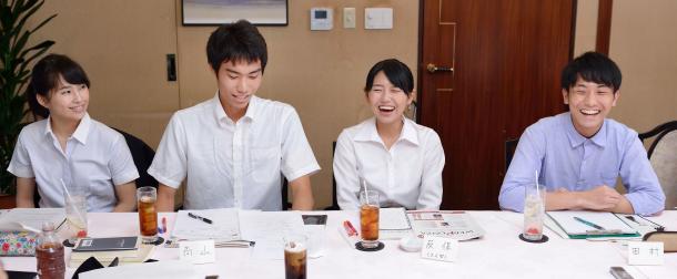 (向かって左から)内海奈南さん、高山智也さん、反保真優さん、田村葉さん