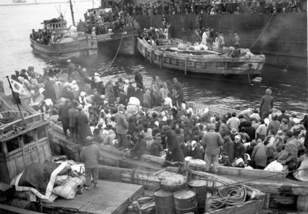 北朝鮮興南からの避難者を揚陸艦(LST)から韓国・米国軍の渡船に降す作業。米海軍提供 195012