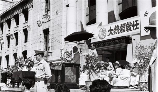 圧倒的な得票で再選され就任式で演説する李承晩・韓国大統領1952年8月15日韓国・ソウル特別市庁舎前広場で