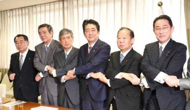 自民党臨時総務会を終え、記念撮影に応じる新執行部の(右から)岸田文雄政調会長、二階俊博幹事長、安倍晋三首相、高村正彦副総裁、竹下亘総務会長、塩谷立選対委員長