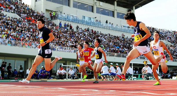 陸上・日本学生対校選手権の男子100メートル決勝で9秒98を記録した桐生祥秀(左端)=2017年9月9日、福井市の福井運動公園陸上競技場