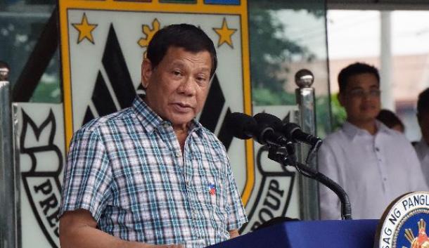 大統領警備隊を前に演説するフィリピンのドゥテルテ大統領=6月28日、マニラ