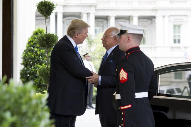 マレーシアのナジブ首相(中央)をホワイトハウスで迎えるトランプ米大統領(ホワイトハウスのホームページから)