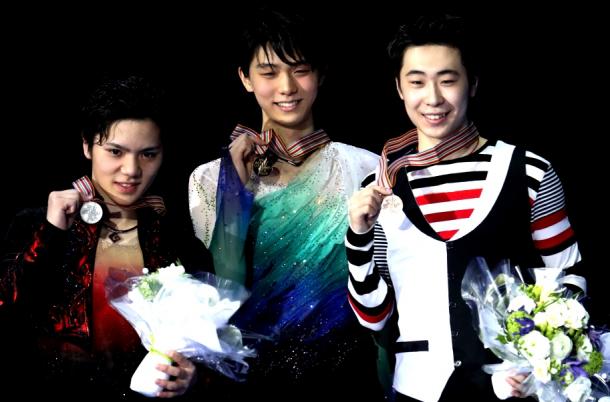 表彰台で笑顔を見せる(左から)2位の宇野昌磨、優勝の羽生結弦、3位の金博洋2017