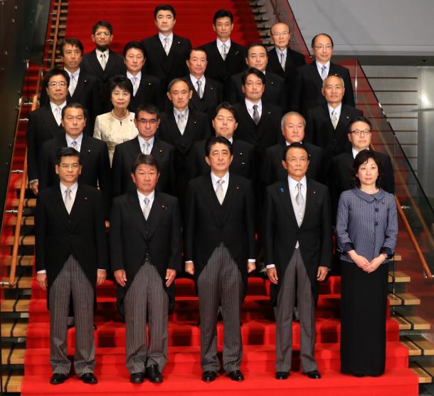 初閣議を終え、記念撮影に納まる第3次安倍・第3次改造内閣の閣僚たち=8月3日、首相官邸