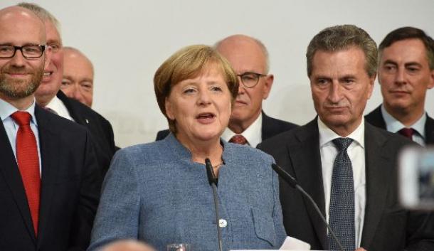 キリスト教民主同盟の党本部で演説するメルケル首相(中央)=ベルリン、9月24日
