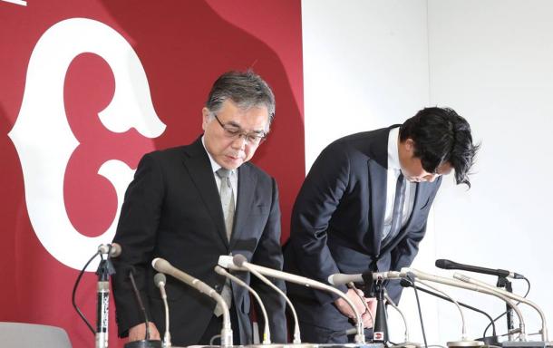 巨人の山口俊投手(右)と石井一夫球団社長=18日