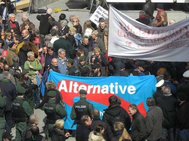 ミュンヘンで行われた極右政党『ドイツのための選択肢』(AfD)の演説会には、多数の市民が集まった(筆者撮影)