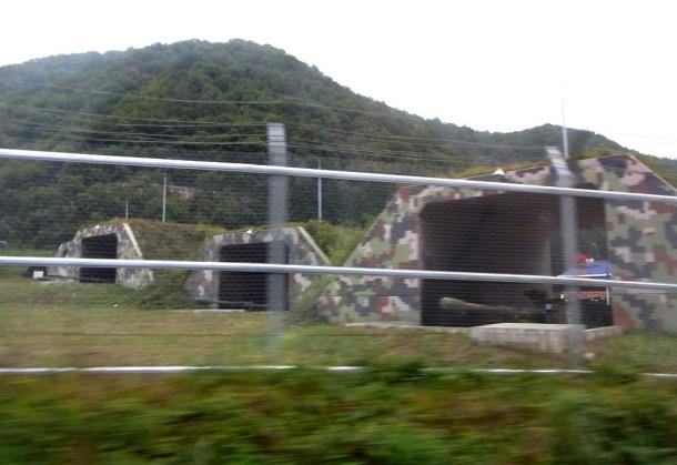 北朝鮮との国境に近い韓国軍の野砲基地の掩体壕。砲身は北に向く=