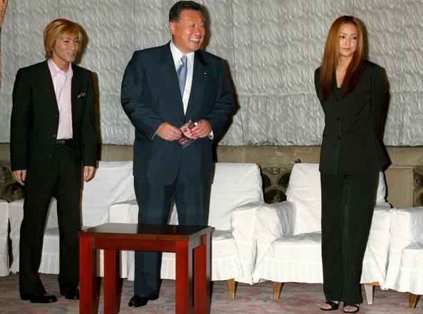九州・沖縄サミットのイメージソングの完成を森喜朗首相に報告する小室哲哉さん(左)と安室奈美恵さん(右)=2000年7月11日午後2時すぎ、首相官邸で