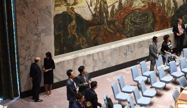 緊急会合が始まる前に議場の隅で話し込む米国のヘイリー国連大使と中国の劉結一・国連大使(左)。ヘイリー氏の方から声を掛けていた=9月4日、米ニューヨークの国連本部