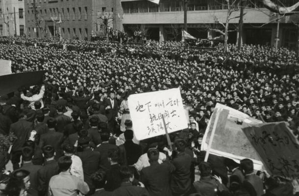 日韓条約に反対して韓国ソウルの国会議事堂前に座り込んだ学生たち=1964年3月25日