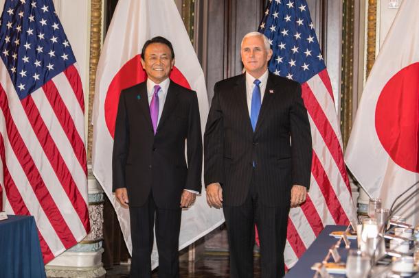 日米経済対話冒頭での麻生副総理(左)とペンス米副大統領=10月16日、ワシントン、代表撮影