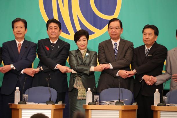 党首討論を前に記念撮影に応じる(右から)立憲民主党の枝野幸男代表、共産党の志位和夫委員長、希望の党の小池百合子代表、自民党の安倍晋三総裁、公明党の山口那津男代表=10月8日、東京都千代田区の日本記者クラブ