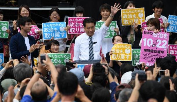 街頭演説会に臨む立憲民主党の枝野幸男代表(中央)=10月8日、JR新橋駅前
