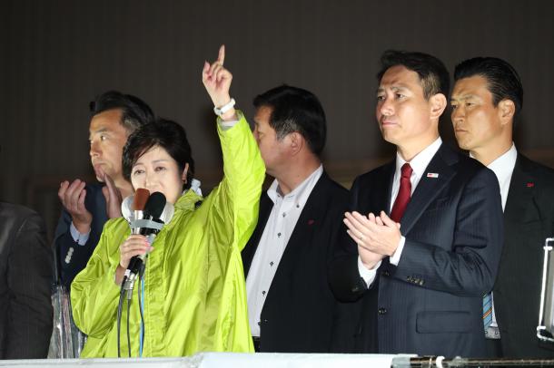 衆院選の候補者の応援演説をする希望の党の小池百合子代表(手前左)と拍手を送る民進党の前原誠司代表(手前右)=10月13日午後、東京都大田区