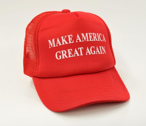 トランプ氏の選挙スローガンを記した帽子