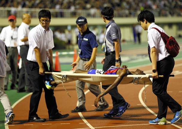 全日本大学駅伝予選第4組のレース途中、担架で運ばれ棄権になった創価大のムイル=2016年6月18日、さいたま市の駒場スタジアム