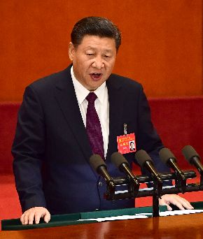 長時間にわたって政治報告を行う習近平総書記=10月18日、北京の人民大会堂