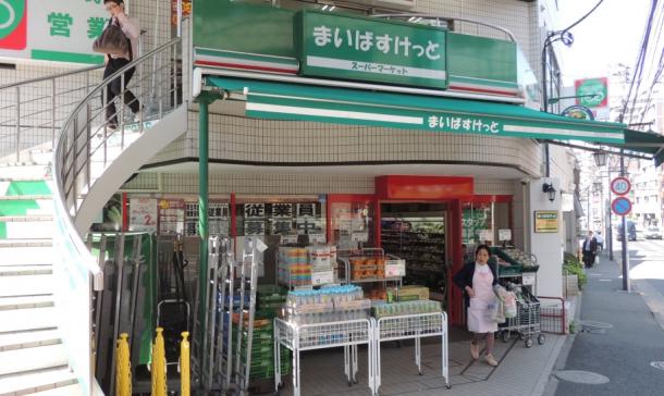 イオンの小型スーパー「まいばすけっと」。2階にライバルのコンビニがある建物の1階にも果敢に出店を進める=東京都新宿区 2014