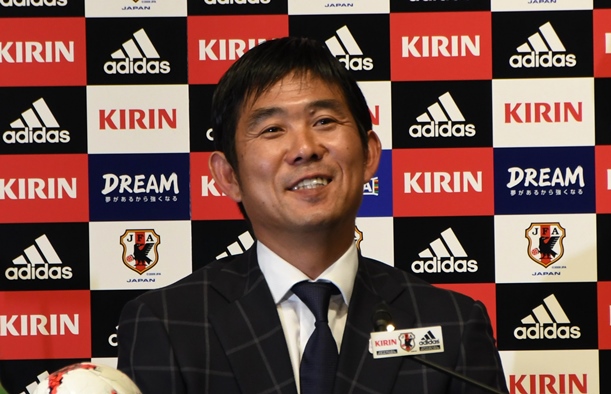 東京五輪の男子サッカー日本代表監督の就任が決まり、会見で笑顔を見せる森保一氏=2017年10月30日、東京都文京区