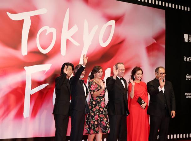 東京国際映画祭が開幕し、ステージで歓声に応えるトミー・リー・ジョーンズ(左から4人目)や永瀬正敏(同1人目)ら