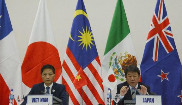 TPPの閣僚合意の内容について説明する茂木敏充経済再生担当相(右)とベトナムのアイン商工相=11月11日、ベトナム・ダナン