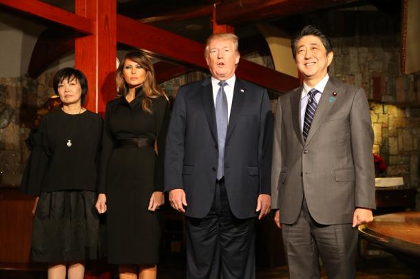レストランで撮影に応じる(右から)安倍晋三首相、トランプ米大統領、メラニア夫人、昭恵夫人=5日午後7時38分、東京都中央区銀座5丁目、代表撮影