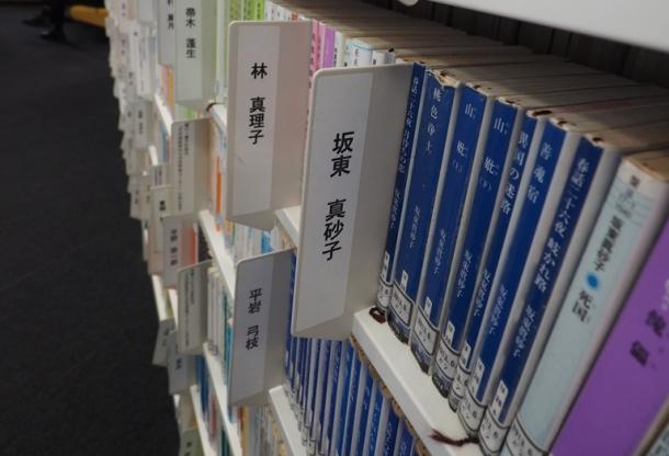 図書館の棚には、最近刊行された小説も含め、多くの文庫が並ぶ