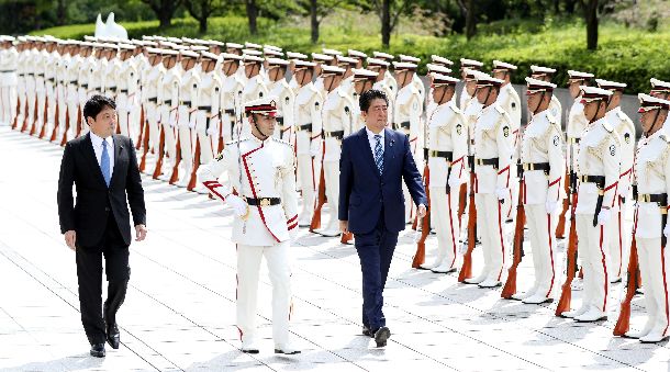 自衛隊から栄誉礼を受ける安倍晋三首相(手前右)と小野寺五典防衛相(同左)=9月11日、防衛省