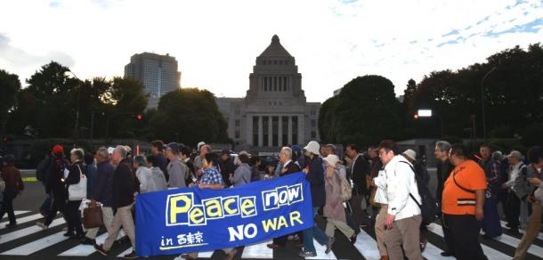 安倍政権による改憲などに反対する人たちが国会前で集会を開いた=3日午後3時48分、東京・永田町の国会前20171103