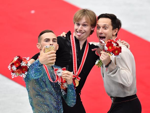 表彰式を終え、記念撮影をする(左から)2位のアダム・リッポン、優勝したセルゲイ・ボロノフ、3位のアレクセイ・ビチェンコ