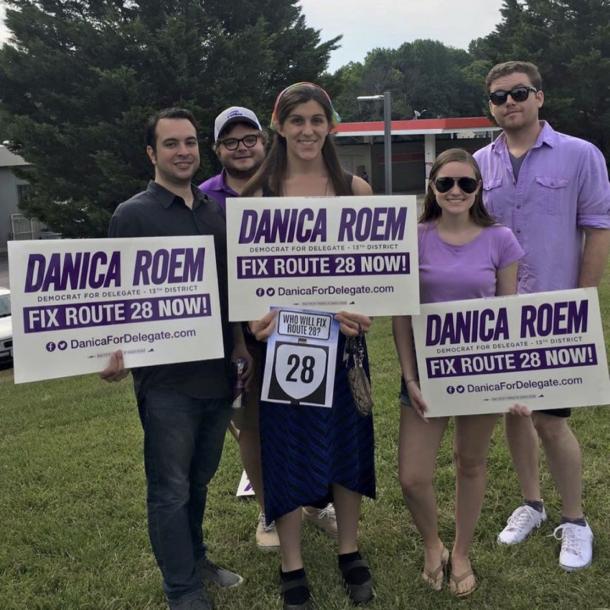 バージニア州議会で初のトランスジェンダー議員となったダニカ・ロエム氏(写真中央)=ロエム氏の選挙サイトより
