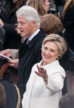 トランプ大統領就任式に出席したビル・クリントン元大統領(左)とヒラリー・クリントン元国務長官夫妻=2017年1月20日