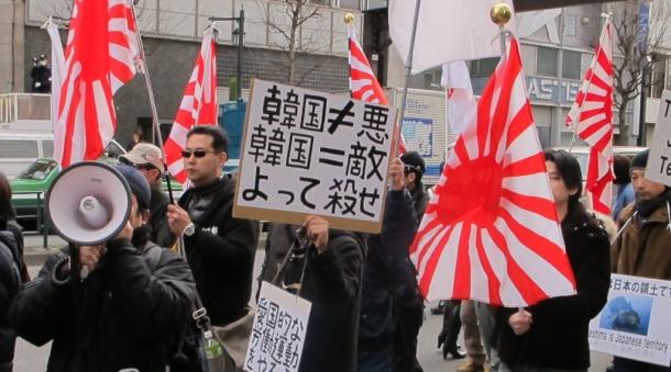 「韓国を竹島から叩(たた)き出せ!」と銘打ち、「殺せ」と連呼する反韓デモ=2月17日、東京・新大久保 2013